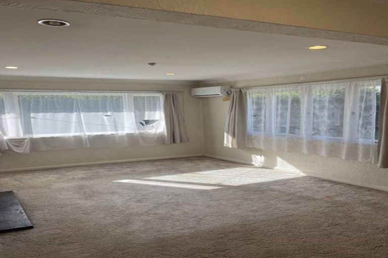 Photo of property in 125 Millbrook Road, Sunnyvale, Auckland, 0612