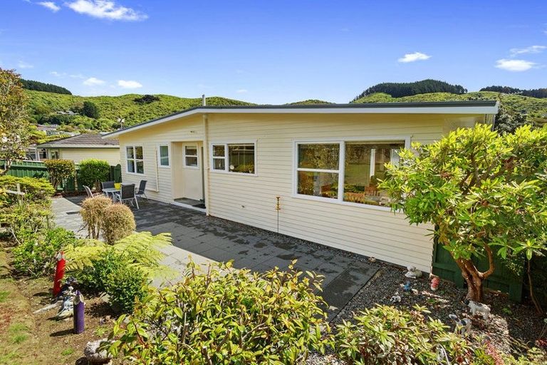 Photo of property in 8 Fitzwilliam Terrace, Tawa, Wellington, 5028