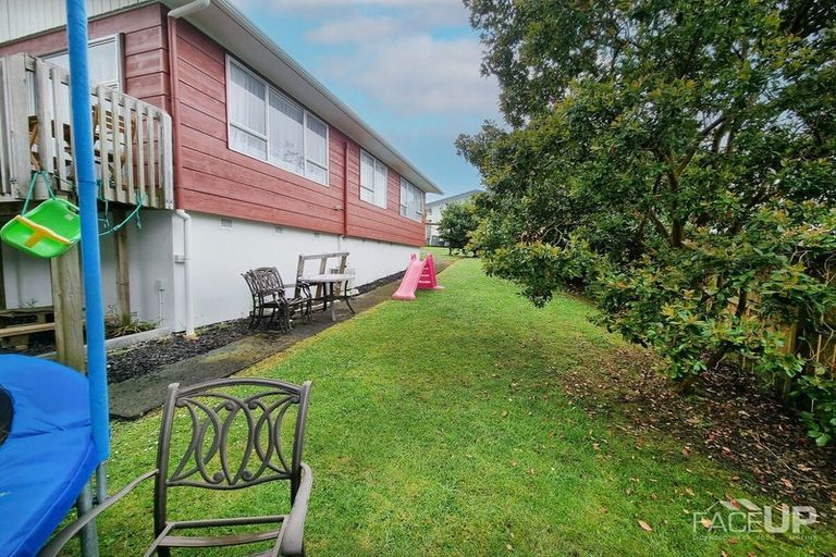 Photo of property in 2/10 Kemp Road, Massey, Auckland, 0614