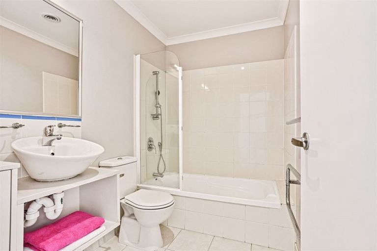 Photo of property in 9l Clearwater Cove, West Harbour, Auckland, 0618
