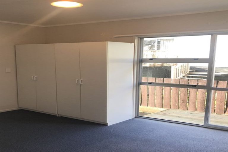 Photo of property in 2/25 Edgware Road, West Harbour, Auckland, 0618