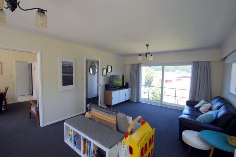 Photo of property in 109 Taylor Terrace, Tawa, Wellington, 5028