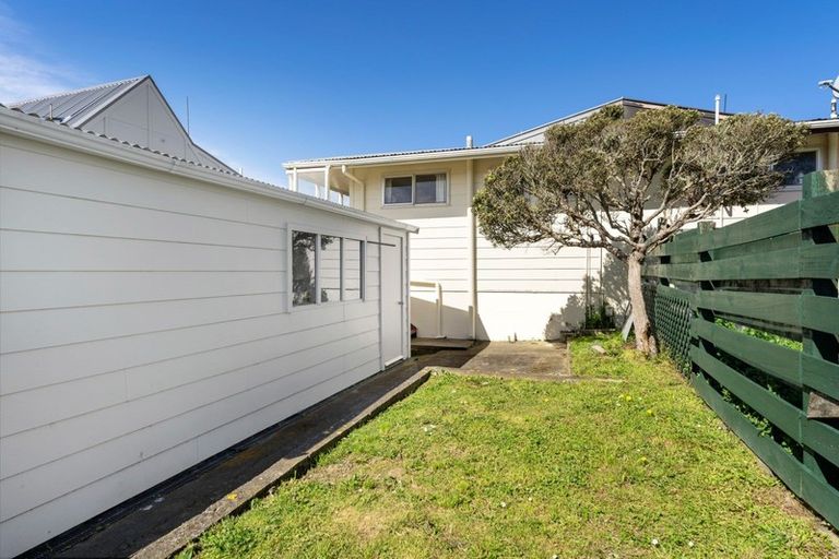 Photo of property in 9a Edgecombe Street, Newlands, Wellington, 6037