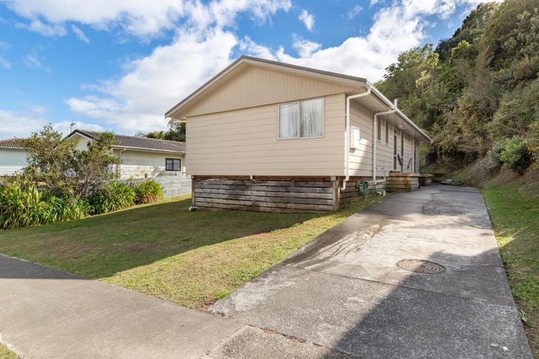 Photo of property in 56 Cardiff Crescent, Cannons Creek, Porirua, 5024