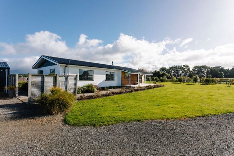 Photo of property in 77120a State Highway 2, Dannevirke, 4977