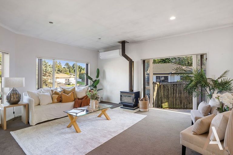 Photo of property in 17 De Havilland Drive, Goodwood Heights, Auckland, 2105