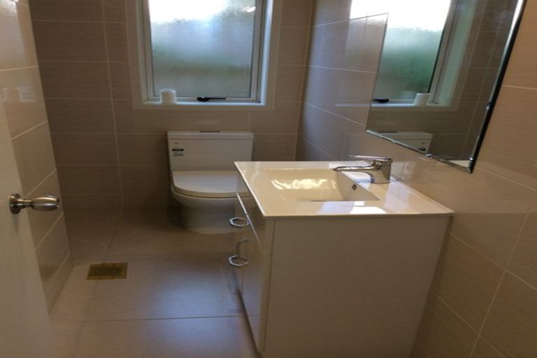 Photo of property in 1/10 School Road, Te Atatu South, Auckland, 0610