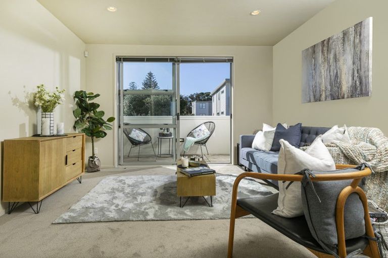 Photo of property in 8/3 Riverside Road, Orewa, 0931