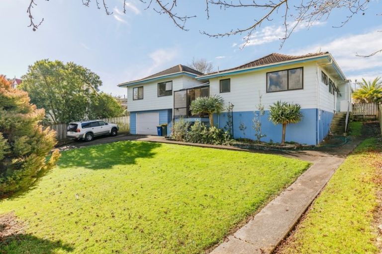 Photo of property in 34 Pahi Place, West Harbour, Auckland, 0618