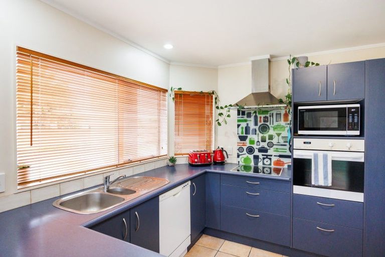 Photo of property in 19 Rothesay Place, Highbury, Palmerston North, 4412