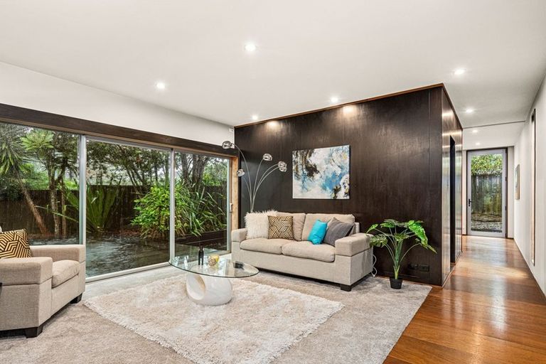 Photo of property in 8a Wairata Place, Te Atatu South, Auckland, 0610