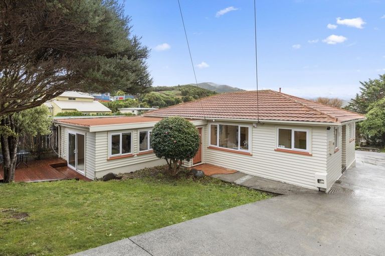 Photo of property in 207 Miromiro Road, Normandale, Lower Hutt, 5010