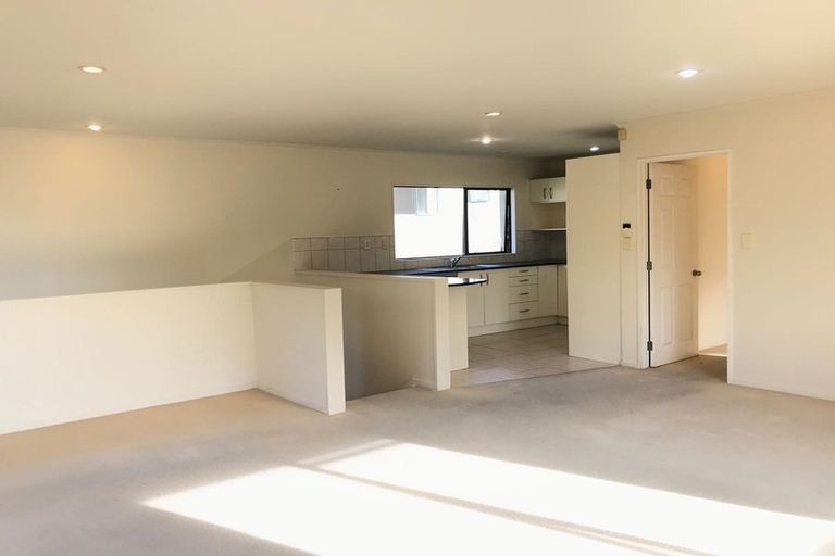 Photo of property in 19 Springside Place, New Lynn, Auckland, 0600