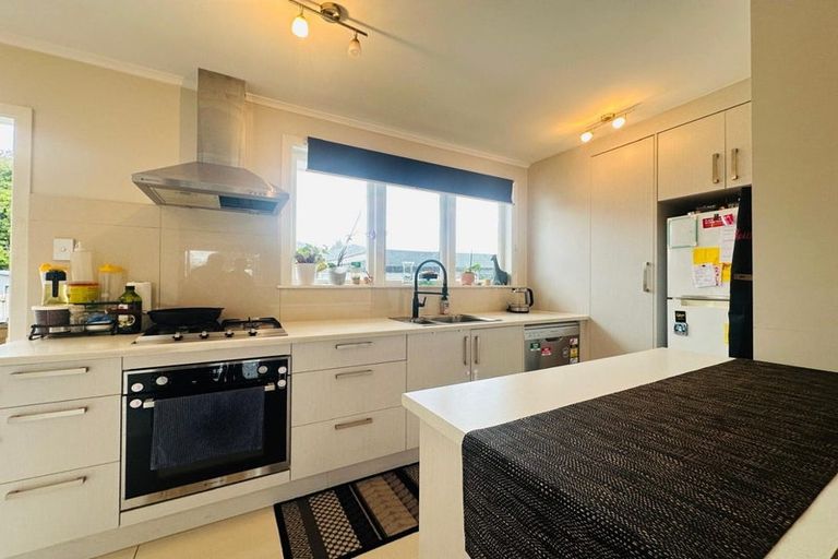 Photo of property in 25 Larnoch Road, Henderson, Auckland, 0610