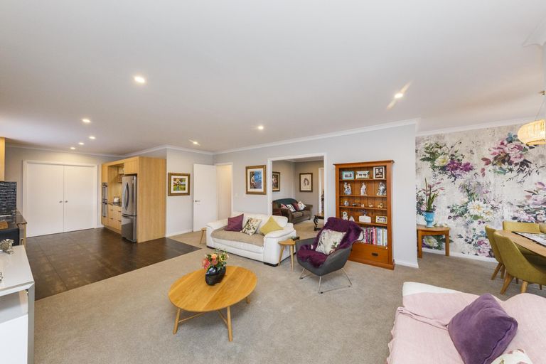 Photo of property in 124 Johnstone Drive, Fitzherbert, Palmerston North, 4410