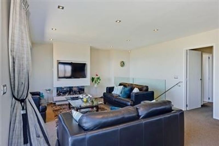 Photo of property in 2/91 Aberdeen Road, Castor Bay, Auckland, 0620