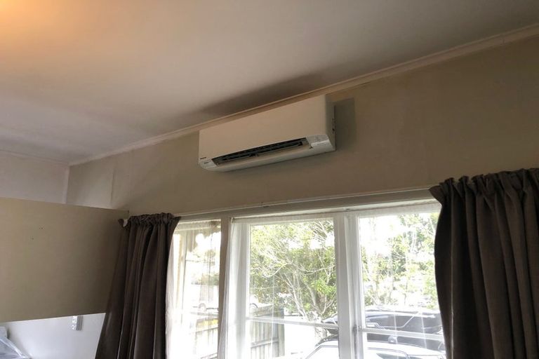 Photo of property in 51 Onewa Road, Northcote, Auckland, 0627