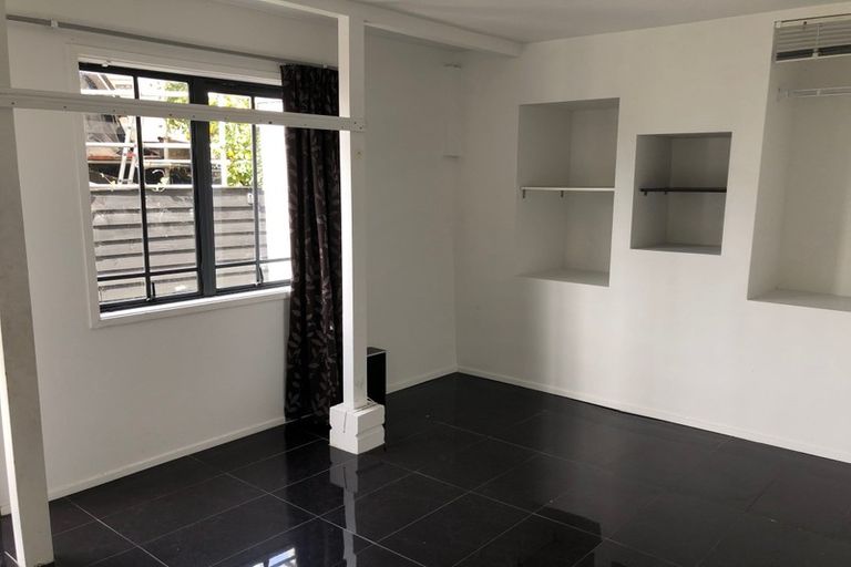 Photo of property in 2/3 Ellangowan Road, Waiake, Auckland, 0630