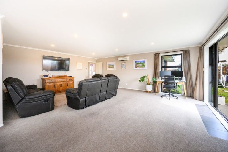 Photo of property in 7 Medallion Court, Kelvin Grove, Palmerston North, 4414