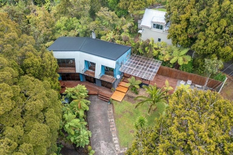 Photo of property in 33 Quinns Road, Waiatarua, Auckland, 0612