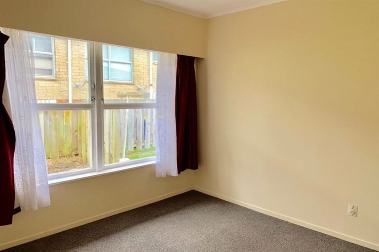 Photo of property in 2/8 Anne Road, Hillcrest, Auckland, 0627