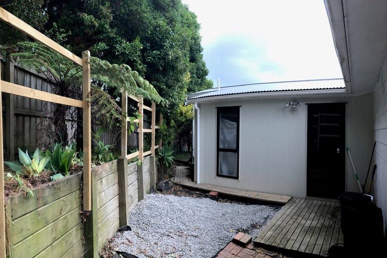 Photo of property in 29 Deverell Place, Northcross, Auckland, 0632