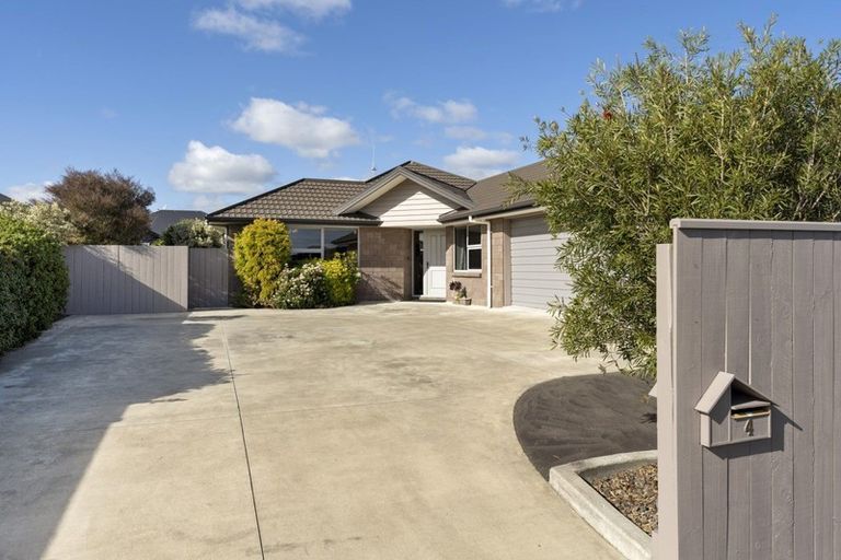 Photo of property in 4 Medallion Court, Kelvin Grove, Palmerston North, 4414