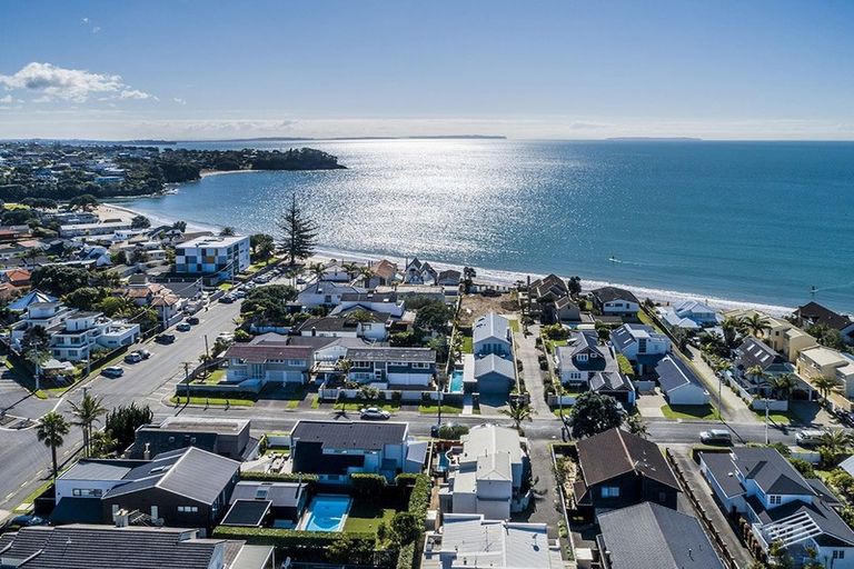 Photo of property in 1/2 Holiday Road, Milford, Auckland, 0620