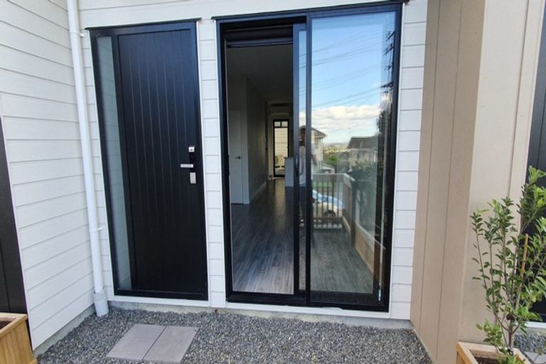 Photo of property in 2/6 Hepburn Road, Glendene, Auckland, 0602