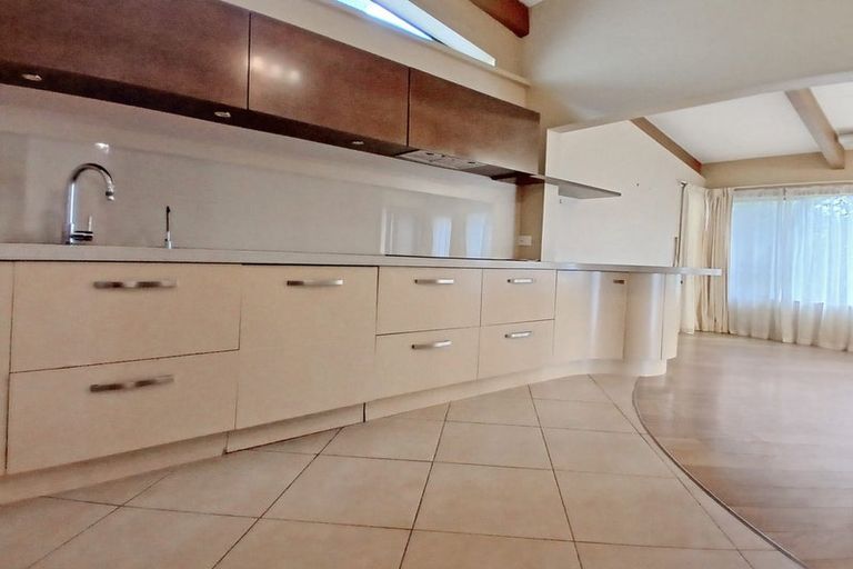 Photo of property in 9 Saddleback Rise, Murrays Bay, Auckland, 0630