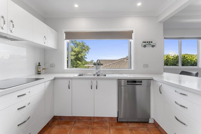 Photo of property in 22 Himalaya Drive, Half Moon Bay, Auckland, 2012