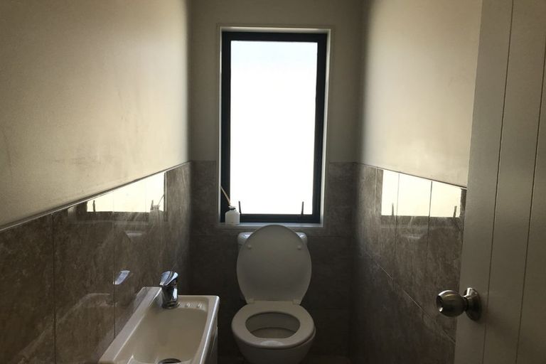 Photo of property in 16 Andover Way, Goodwood Heights, Auckland, 2105