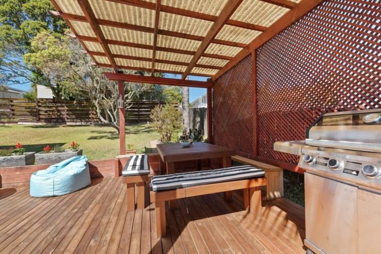 Photo of property in 13 Weatherly Road, Torbay, Auckland, 0630