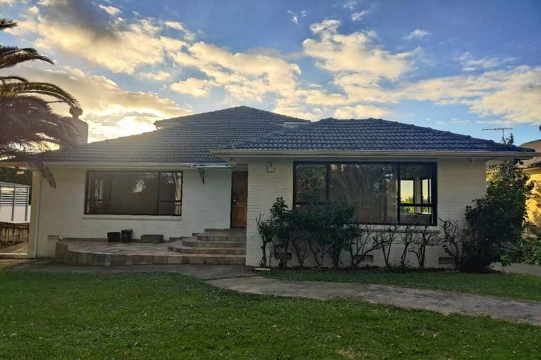 Photo of property in 2 Mellons Bay Road, Howick, Auckland, 2014