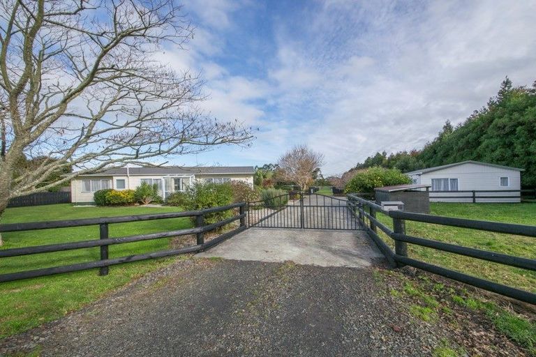 Photo of property in 102 Boord Crescent, Kumeu, 0891