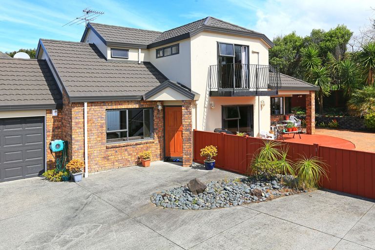 Photo of property in 8 Chardonnay Rise, Henderson, Auckland, 0612