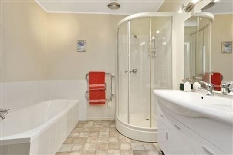 Photo of property in 49 View Road, Henderson, Auckland, 0612