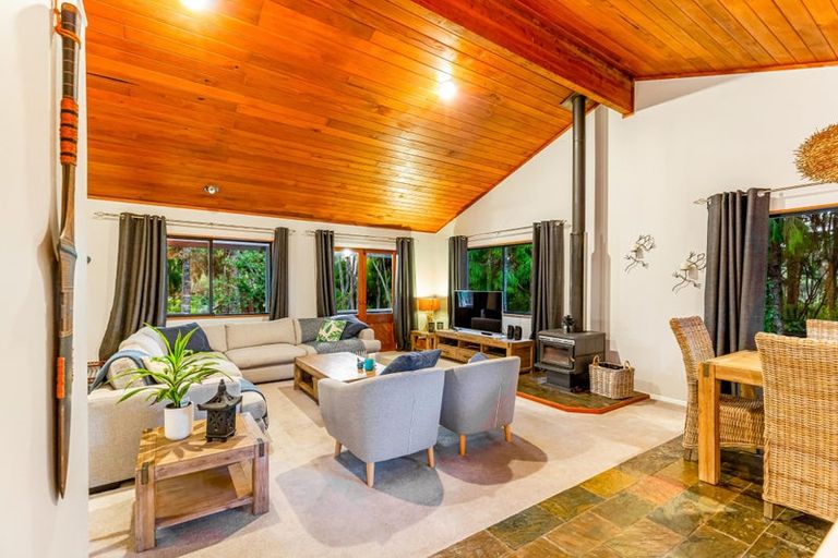 Photo of property in 84 Mountain Road, Henderson Valley, Auckland, 0612