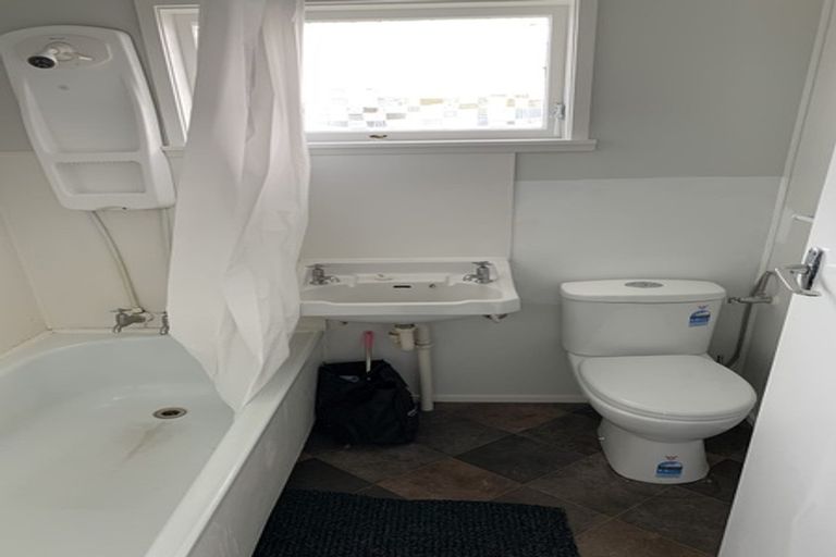 Photo of property in 2/6 Stanley Road, Glenfield, Auckland, 0629