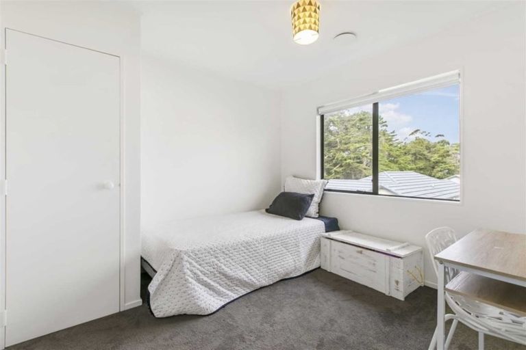 Photo of property in 1/95 Hobsonville Road, West Harbour, Auckland, 0618