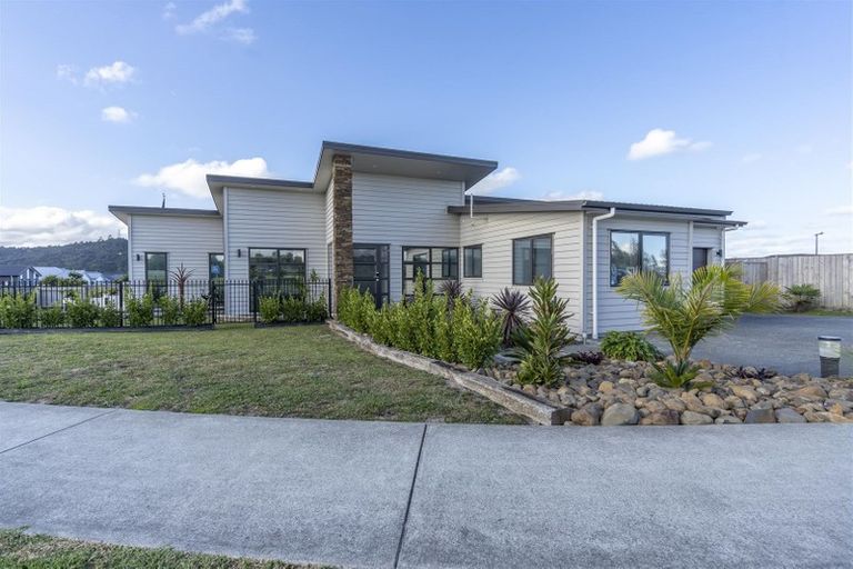 Photo of property in 15 Van Rixel Drive, Kumeu, 0810