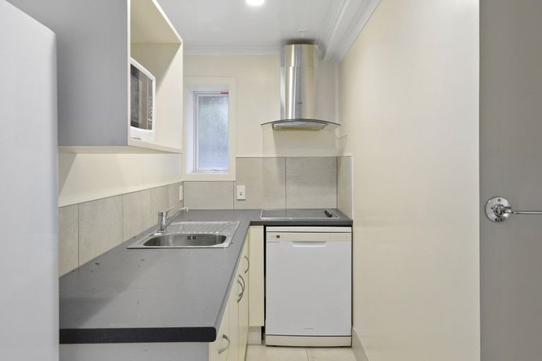 Photo of property in 8 Kowhai Terrace, Saint Martins, Christchurch, 8022