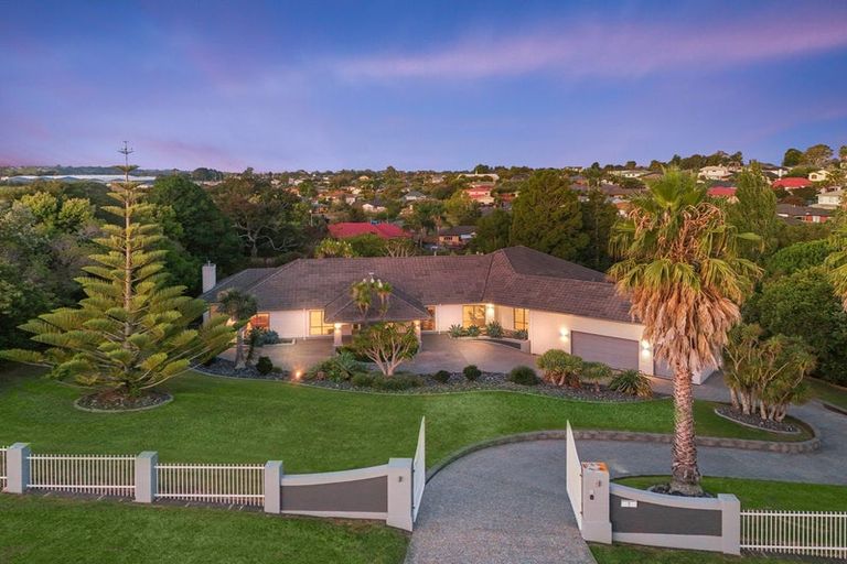 Photo of property in 7 Burgundy Park Avenue, Henderson, Auckland, 0612