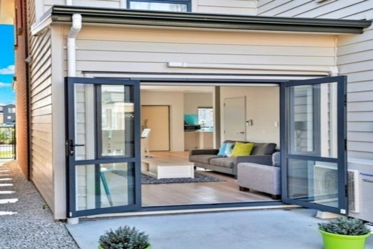 Photo of property in 43 Becker Drive, Weymouth, Auckland, 2103