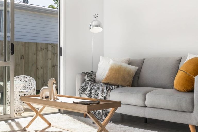 Photo of property in 2/12 Mona Vale, West Harbour, Auckland, 0618