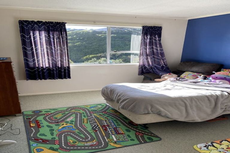 Photo of property in 32 Colchester Crescent, Newlands, Wellington, 6037