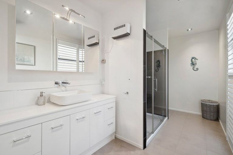 Photo of property in 9 Pukenamu Road, Rainbow Point, Taupo, 3330