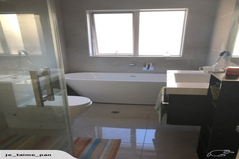 Photo of property in 40 Corricvale Way, Northcross, Auckland, 0630