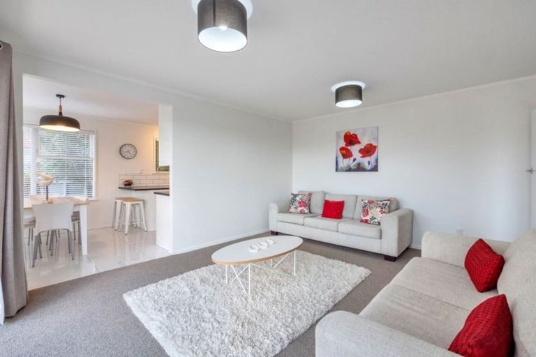 Photo of property in 17 Temuri Place, Glendene, Auckland, 0602