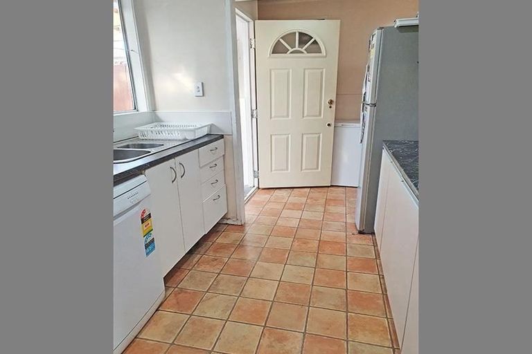 Photo of property in 21 Glennandrew Drive, Half Moon Bay, Auckland, 2012